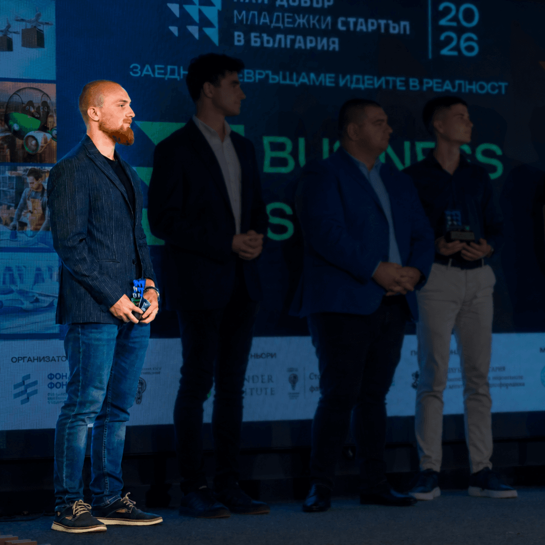 Ninja Card на сцената при награждаването за Най-добър младежки стартъп в България 2026